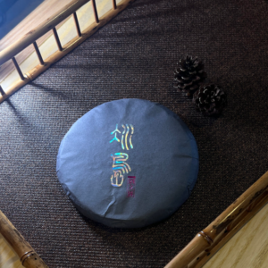 "Islandia" 202g Pu'er raw tea cake