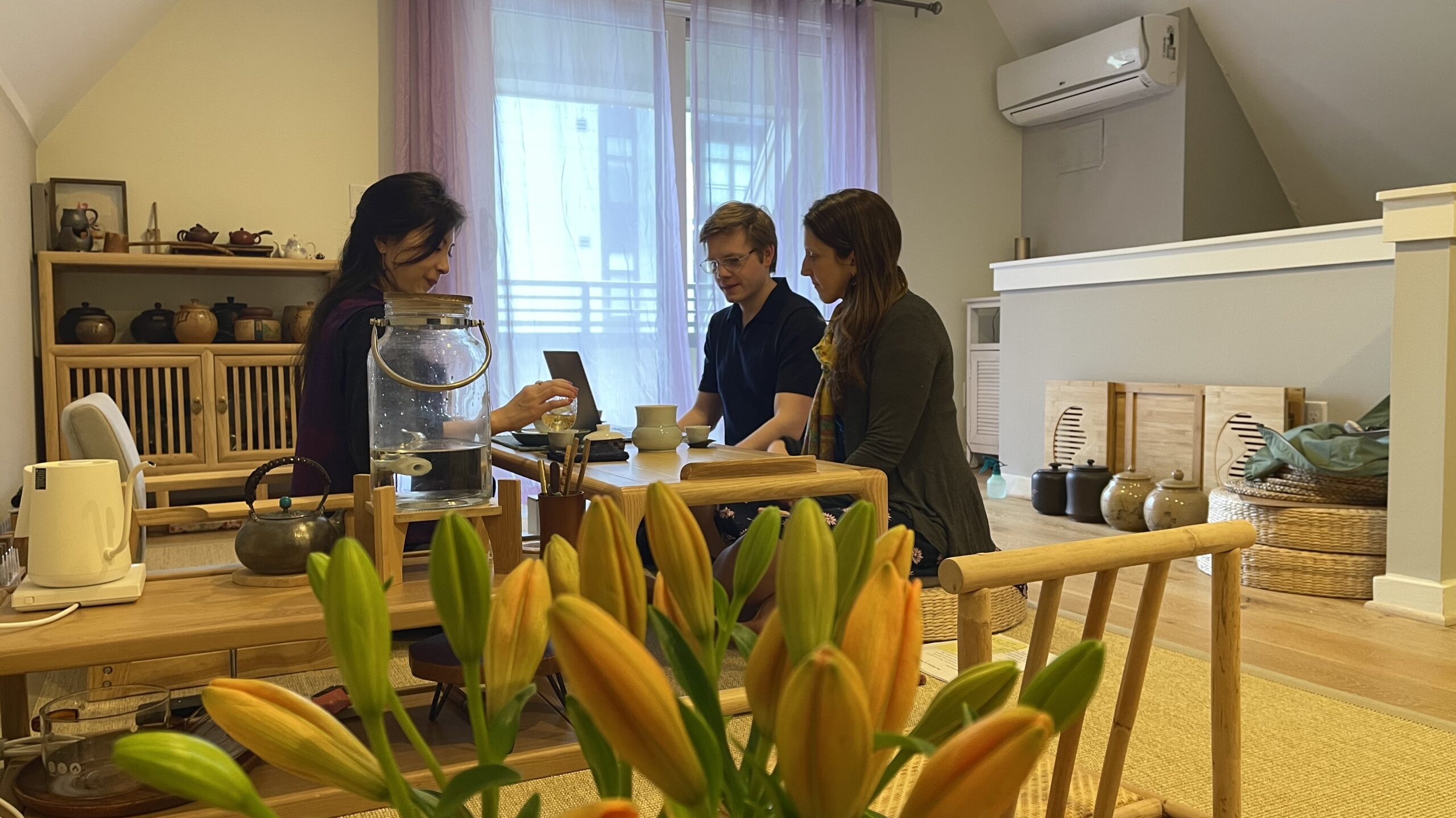 Feather Chen teaching tea brewing & arts